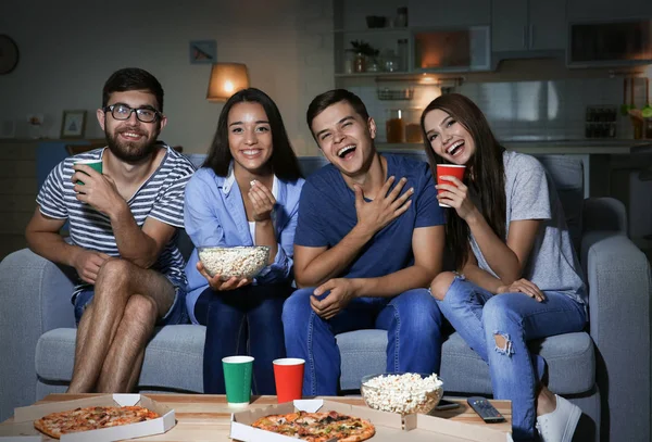 Arkadaşlar evde akşam TV izlerken