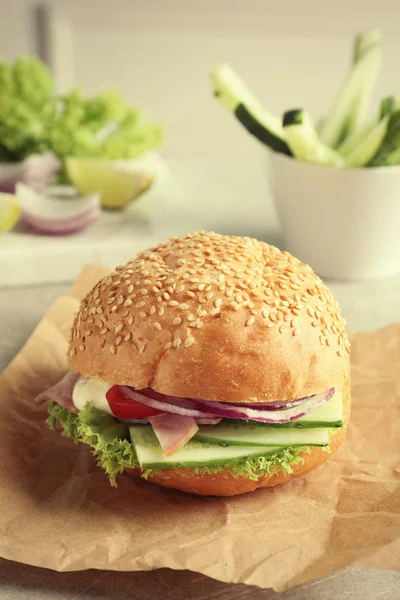 Lezzetli sandviç taze salatalık ile 