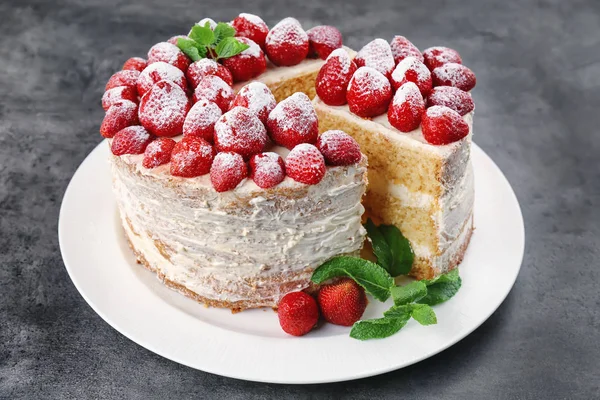 Κέικ διακοσμημένο με φράουλες — Φωτογραφία Αρχείου