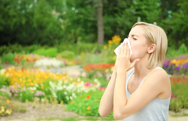 屋外でアレルギーを持つ若い女性 — ストック写真