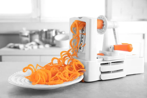 Affettatrice con spaghetti di carota — Foto Stock