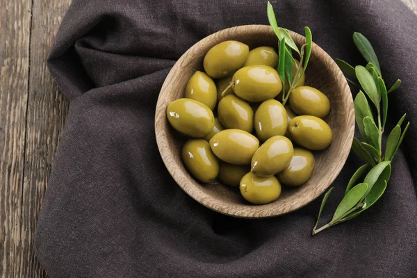 Ahşap masa üzerinde zeytinli kase