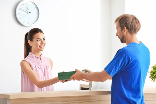 Junge Empfangsdame trifft Klientin im Büro — Stockfoto