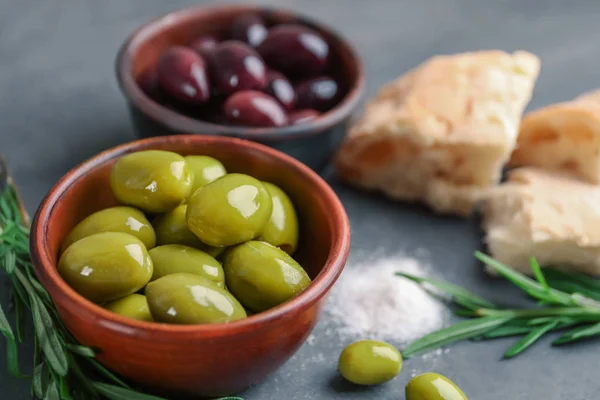 Schüssel mit gesunden Oliven — Stockfoto