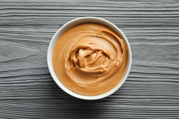 Ceramic bowl with creamy peanut butter — Stock Photo, Image