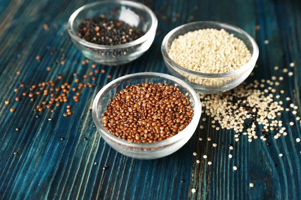 Wit, rode en zwarte quinoa in glazen kommen — Stockfoto