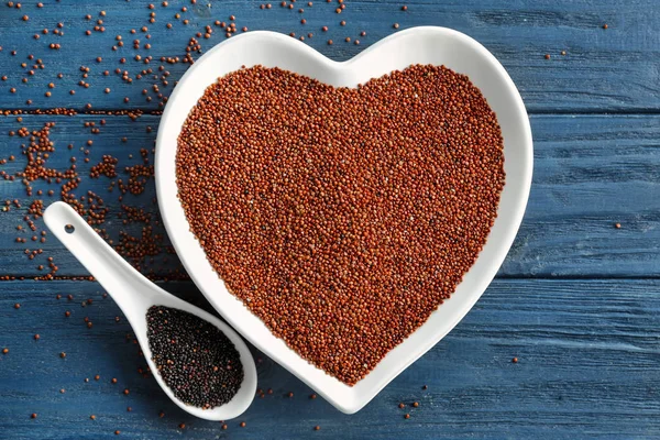 Kırmızı ve siyah quinoa dishware — Stok fotoğraf