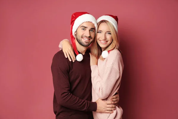 Junges Paar in Weihnachtsmannhüten — Stockfoto