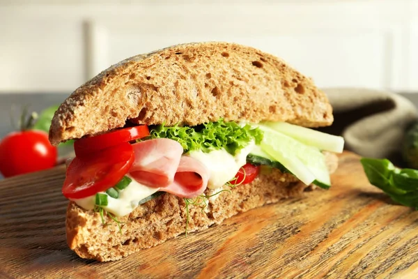新鮮なキュウリのおいしいサンドイッチ — ストック写真