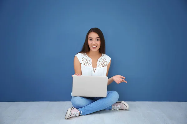 Female blogger with laptop — Stock Photo, Image