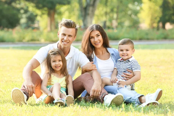 Lycklig familj i parken — Stockfoto