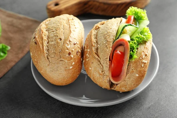 Sanduíche saboroso com pepino fresco — Fotografia de Stock