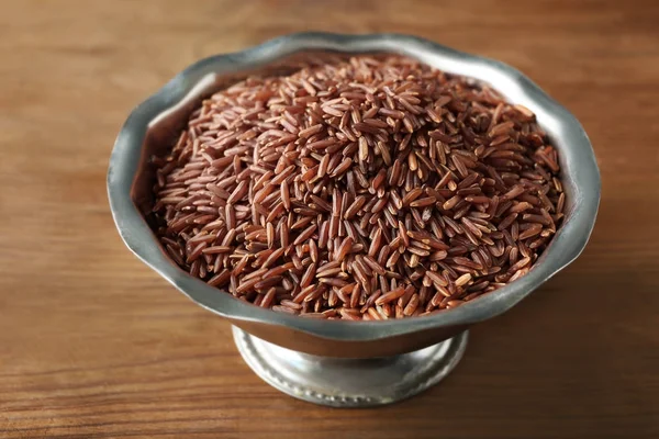 Cuenco con arroz rojo crudo de carga — Foto de Stock
