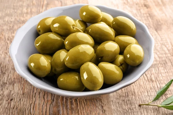 Ahşap masa üzerinde zeytinli kase