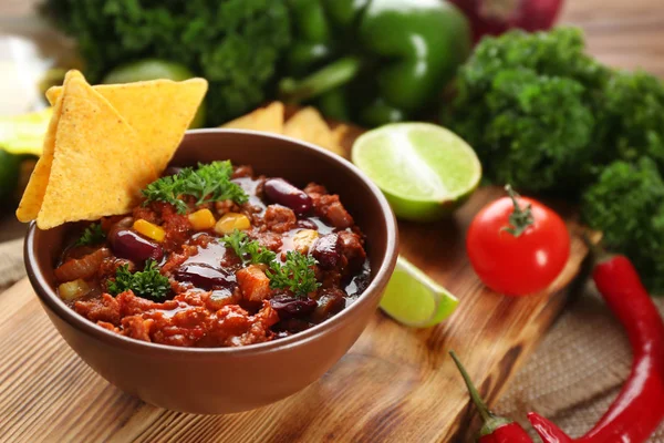 Chili con carne i skål serveras med chips — Stockfoto