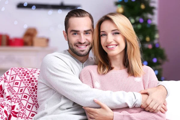 Felice giovane coppia a casa. Concetto Natale — Foto Stock