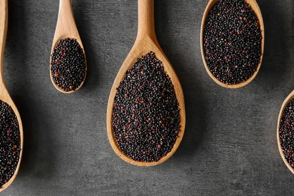 Cucchiai con semi di quinoa in tavola — Foto Stock