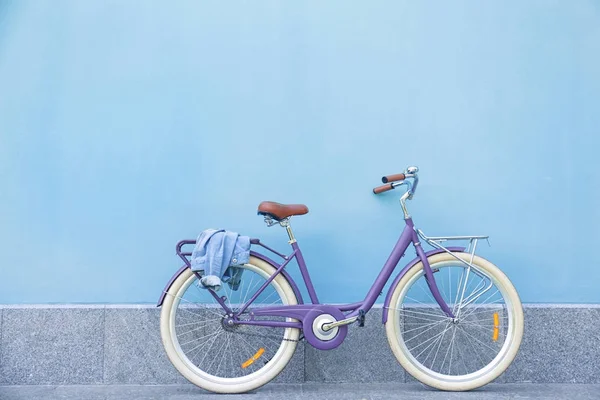 Стильный новый велосипед — стоковое фото