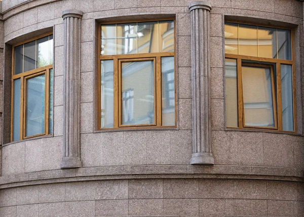 Edifício bonito com janelas — Fotografia de Stock