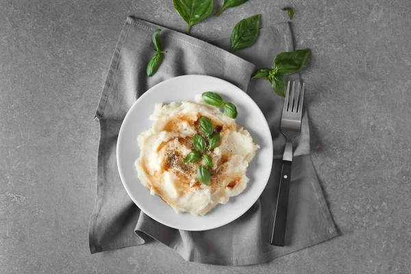 Teller mit Kartoffelpüree auf dem Tisch — Stockfoto