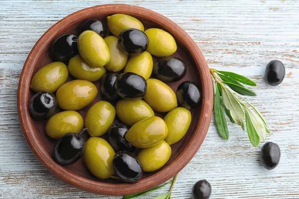 Piatto con olive diverse — Foto Stock