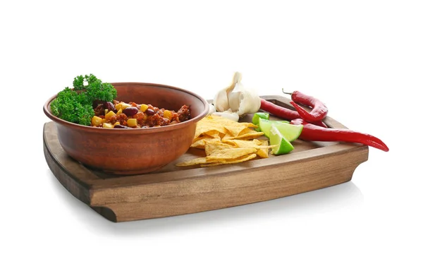 Chili con carne in ciotola con patatine e verdure — Foto Stock