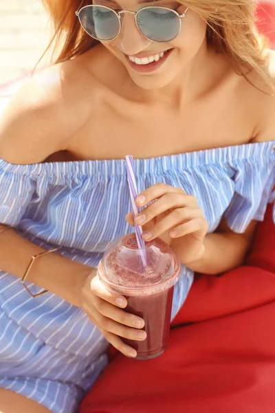 Beautiful young woman with fresh smoothie — Stock Photo, Image