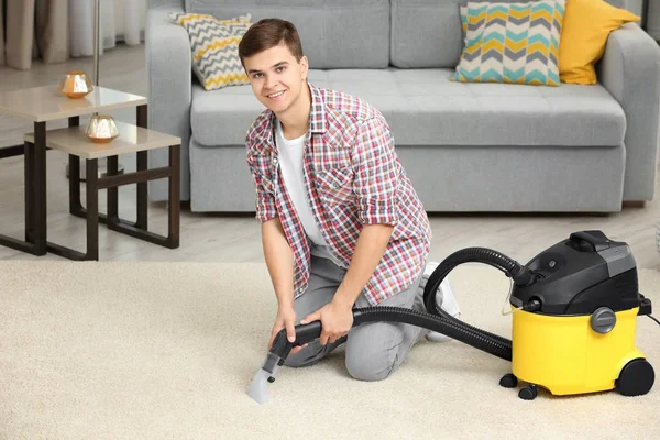 Man met behulp van stoom damp schoner in woonkamer — Stockfoto