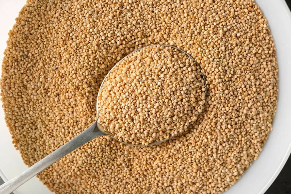 Quinoa tohumları kaşıkla — Stok fotoğraf