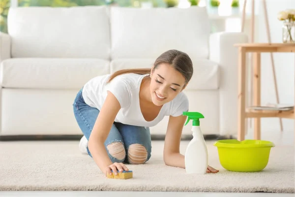 Kvinna rengöring mattan — Stockfoto