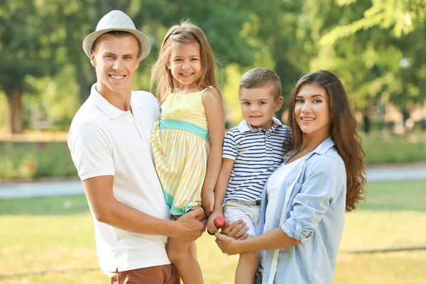 Lycklig familj i parken — Stockfoto