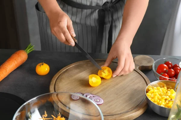 Donna taglio giallo pomodoro ciliegia — Foto Stock