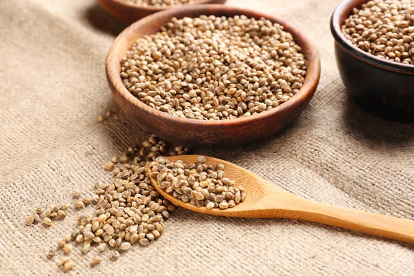 Kase ve kenevir tohumlar üzerinde çul kaşıkla