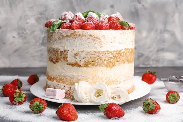 çilek ile dekore kek