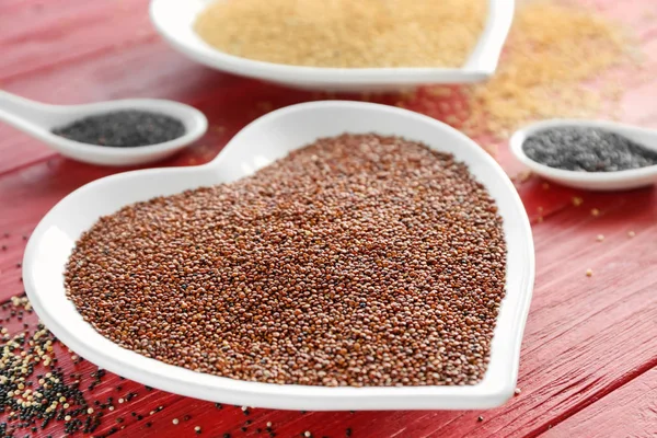 Kalp de kırmızı quinoa plaka şeklinde — Stok fotoğraf