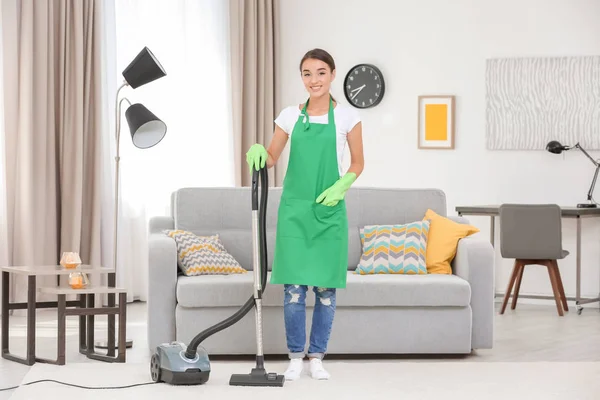 Woman with vacuum in living room — Stock Photo, Image