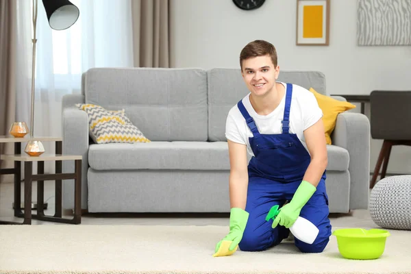 Homme nettoyage tapis dans le salon — Photo
