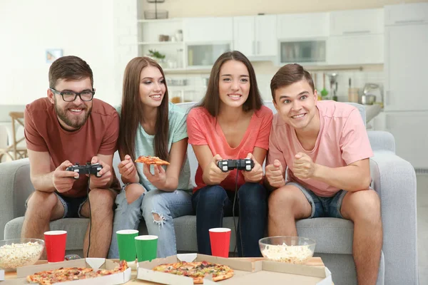 Friends playing video games on TV at home — Stock Photo, Image