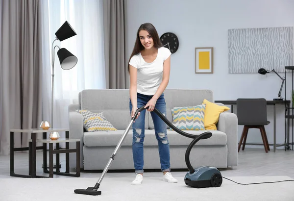 Woman cleaning carpet with vacuum — Stock Photo, Image