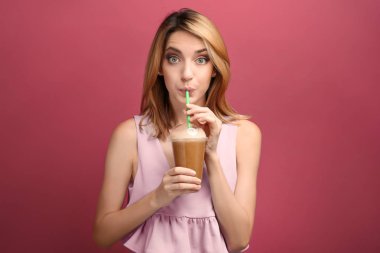 Renk arka plan üzerinde taze yüzlü güzel genç kadın