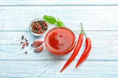 Kompozisyon kase chili soslu