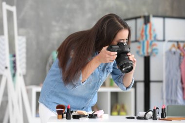 Genç kadın blogger kozmetik evde fotoğraf yapma