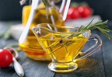 Sos tekne ahşap masa üzerinde biberiye yağı ile