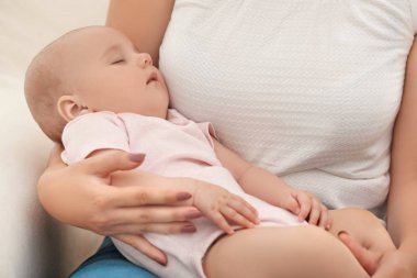 Annesi holding uyuyan bebek