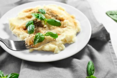 Plaka kumaş üzerine patates püresi ile