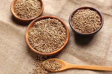 Kase ve kenevir tohumlar üzerinde çul kaşıkla