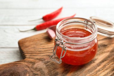 Chili sos kavanoz ile kompozisyon