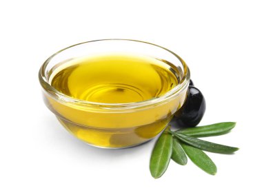 Beyaza izole edilmiş zeytinyağlı kase