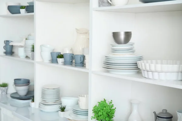 Стойка хранения белого цвета с керамической посудой — стоковое фото