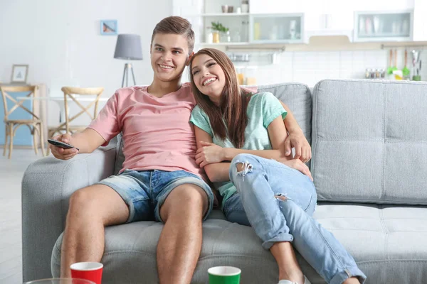 Mladý pár sledování televize doma — Stock fotografie